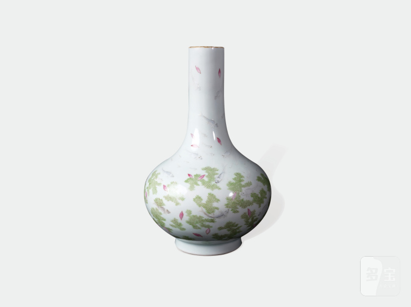 清道光 粉彩落花流水游鱼图瓶